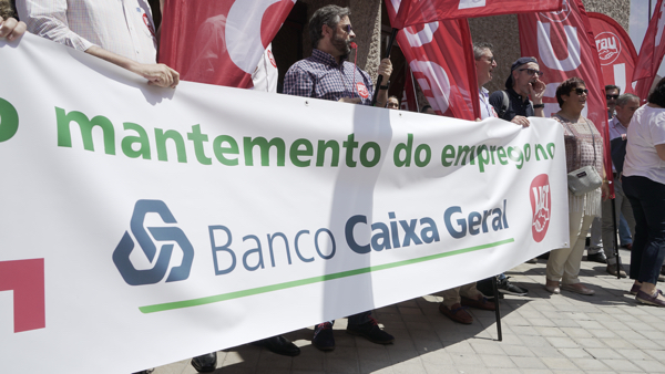 VIDEO | La plantilla de BANCO CAIXA GERAL se moviliza en defensa de sus puestos de trabajo